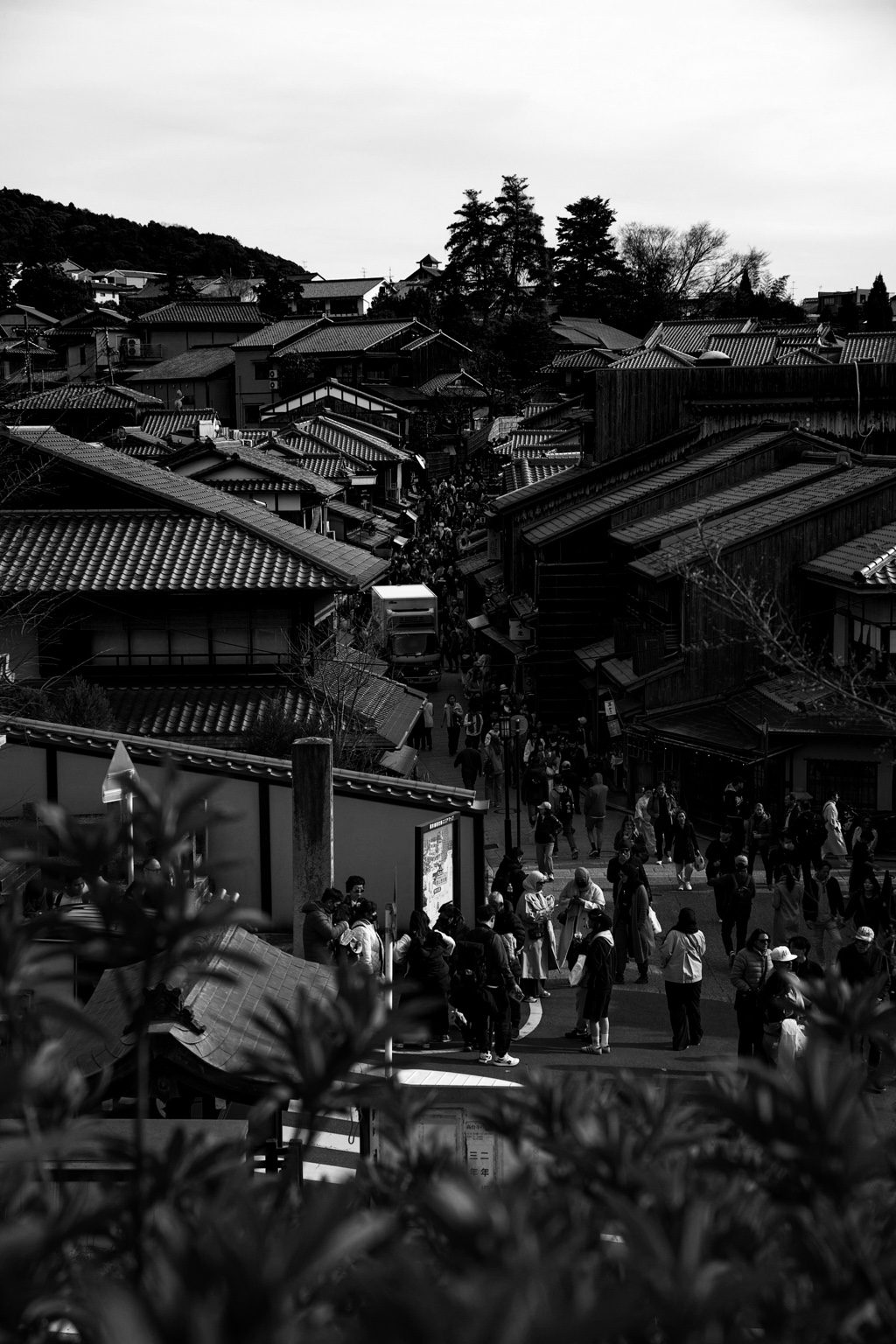 A still Kyoto street at dusk — solitude meeting serenity.
